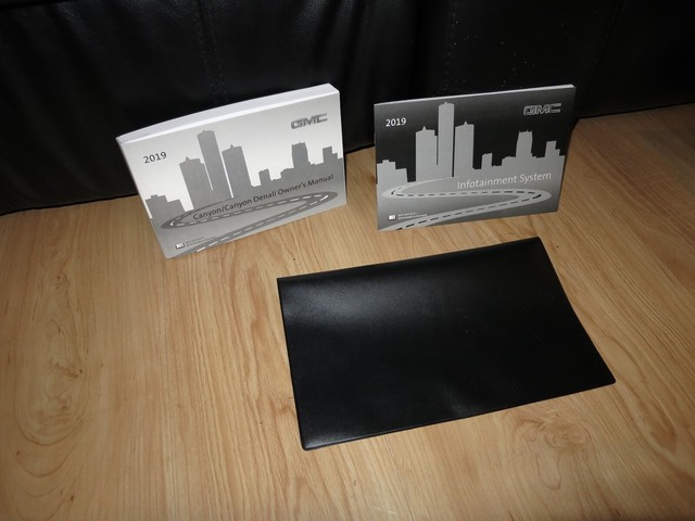 2019 GMC CANYON / CANYON DENALI OWNERS MANUAL BOOK SET + CASE