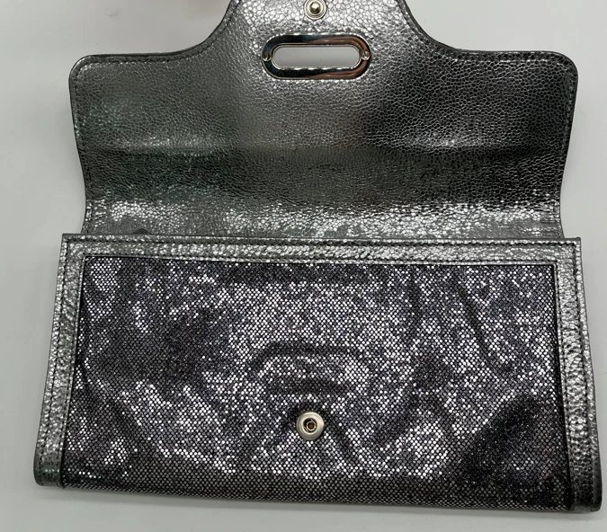 Cartera sin asas Jimmy Choo plateada brillante rectangular con solapa Foto 3 de 4