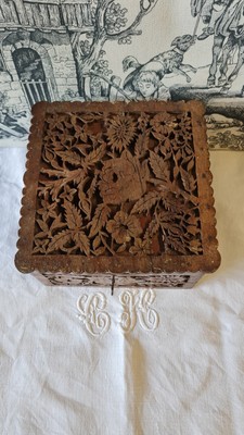 Ancienne Boîte à Bijoux En Bois Sculpté Avec Décor De Roses - Occasion, Vintage