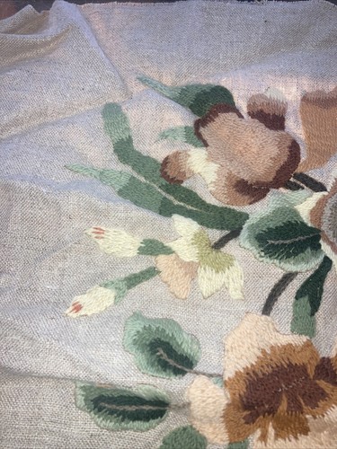 Vintage floral embroidery 16 x 20 - Picture 4 of 8