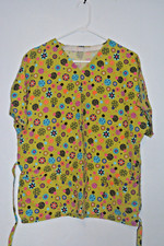 Women  s Large Green Flower Circle Scrub Top