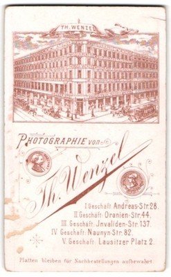 Fotografie Th. Wenzel, Berlin, Andreas-Str. 28, Straßenecke am Atelier mit Pfer 