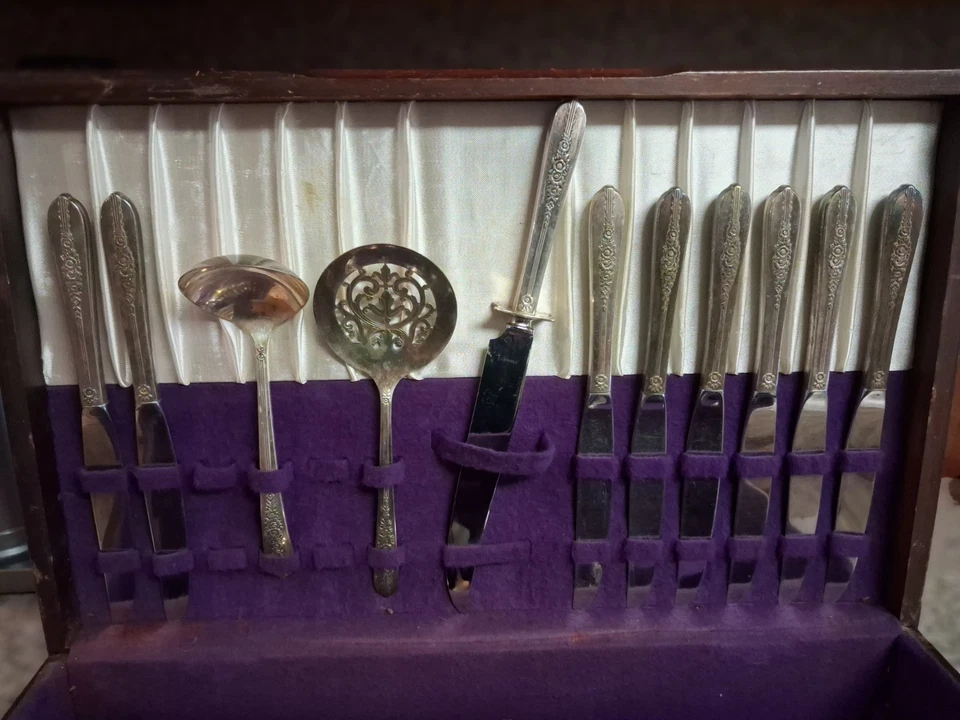 Antigo Conjunto de Talheres Nobility Royal Rose Silverware em Caixa de Madeira COMO ESTÁ -Foi Armazenado - Imagem 3 de 4