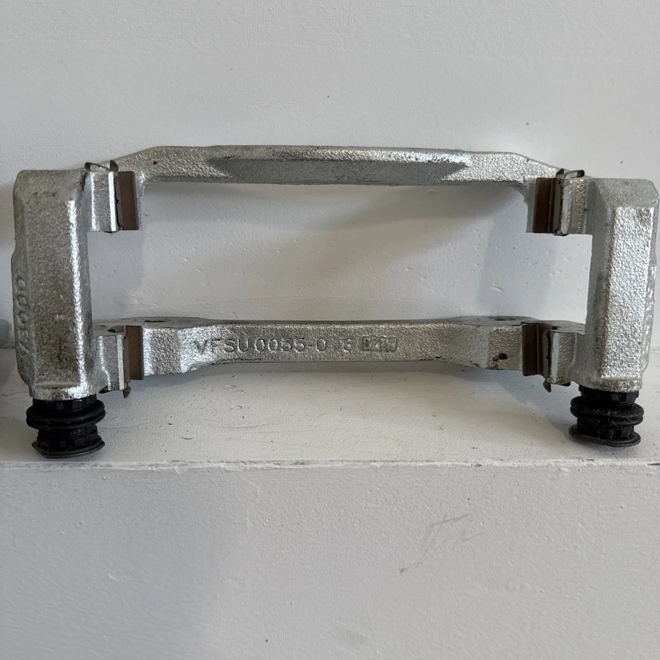 Кронштейн суппорта дискового тормоза 2005-2009 Ford Mustang L+R, VFSU-0055-0 3 и 6 от оригинального производителя - Изображение 3 из 4