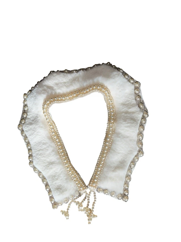 Cuello vintage de piel de conejo blanco y perlas de imitación hecho a mano con cuentas satinadas trasero Foto 4 de 4