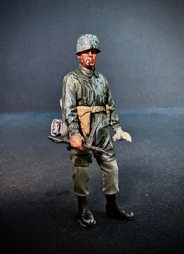 1:35 Figur Fallschirmjäger. Gebaut und Bemalt.