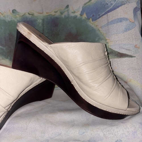 B Makowsky SERENE BEIGE SOFT LEATHER SLIDES WEDGE SHOES SIZE 8-1/2M - EUC - Picture 2 of 9