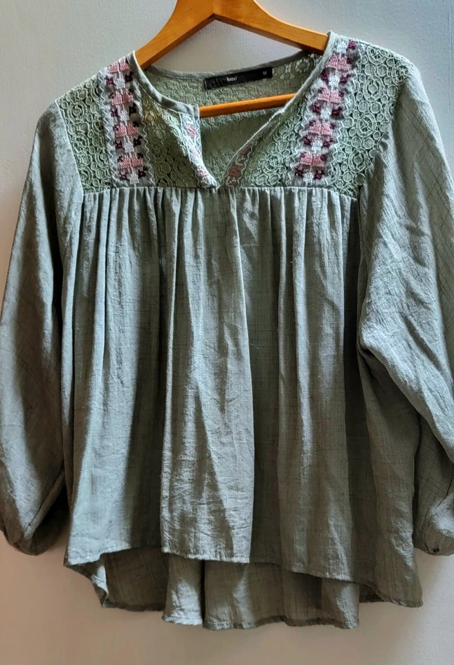 Blusa Anthropologie Hazel M Top Para Mujer Verde Salvia Bordado Encaje Boho Usada en Excelente Condición Foto 3 de 3