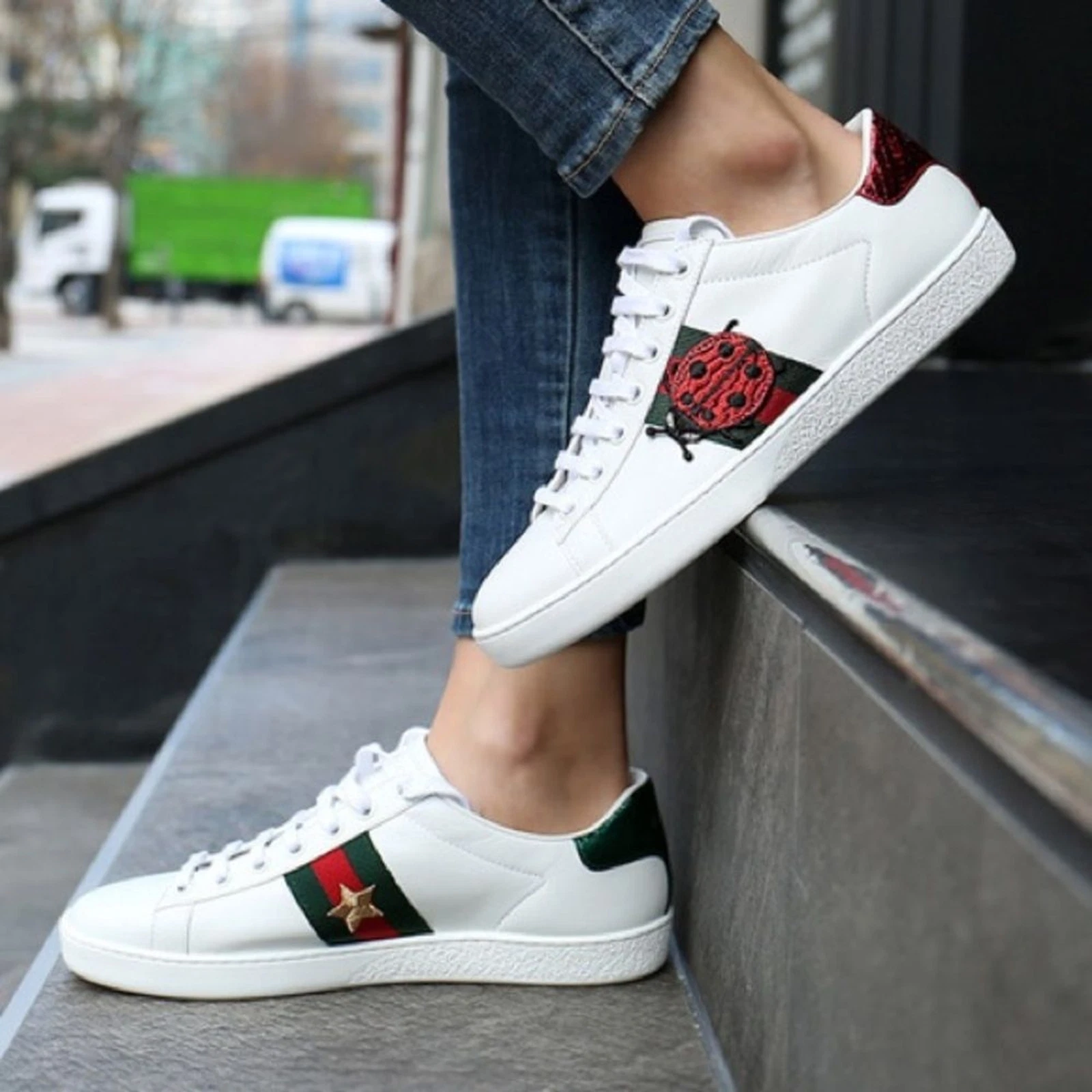 Baskets Gucci cuir blanc brodé coccinelle et ananas as pointure 36,5