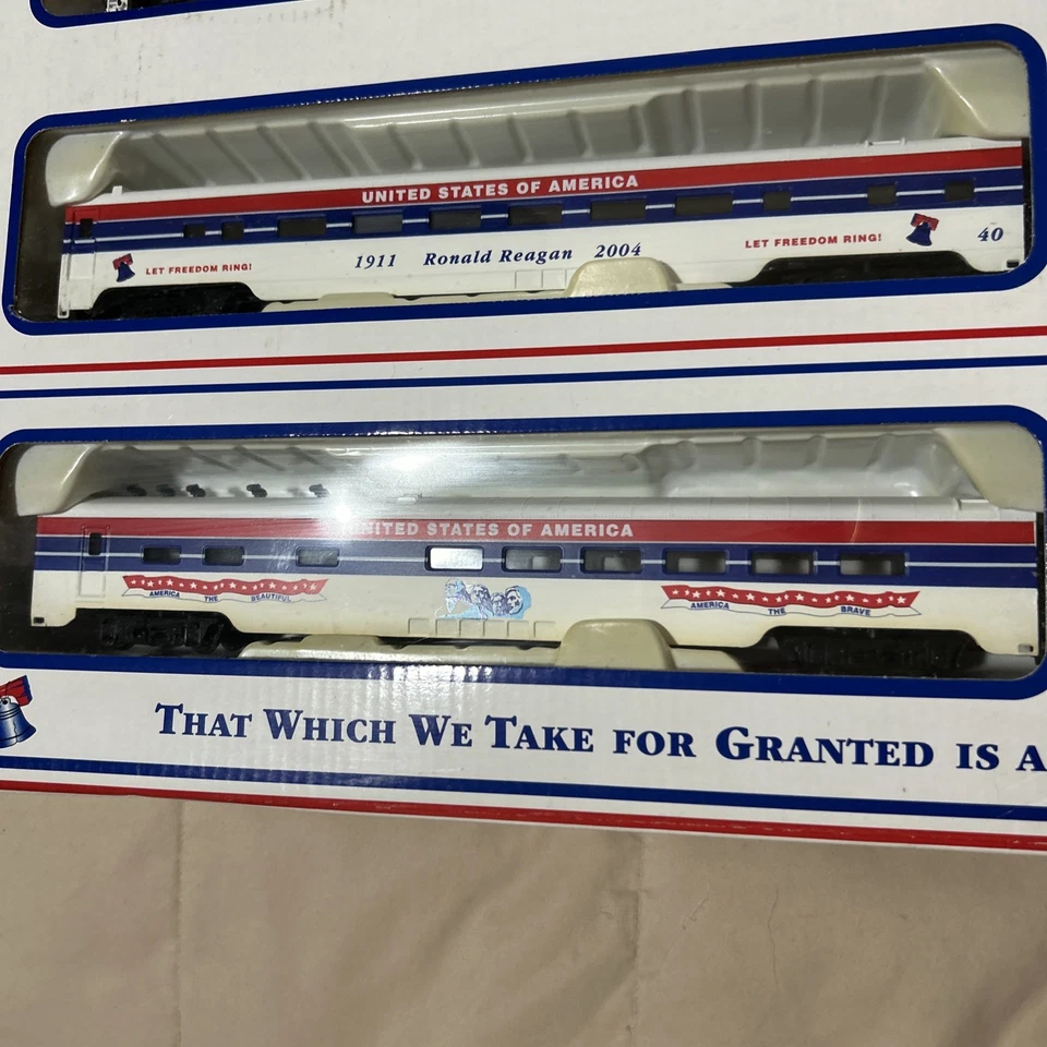 IHC HO Scale Freedom Express Locomotive And 4 Passenger Cars With Track. New - Image 3 of 4