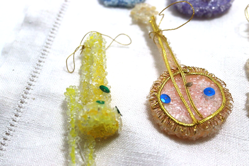 VTG Christmas Ornaments MCM Musical Instruments 18 Plastic Flocked Sequin Kitsch - Picture 8 of 10