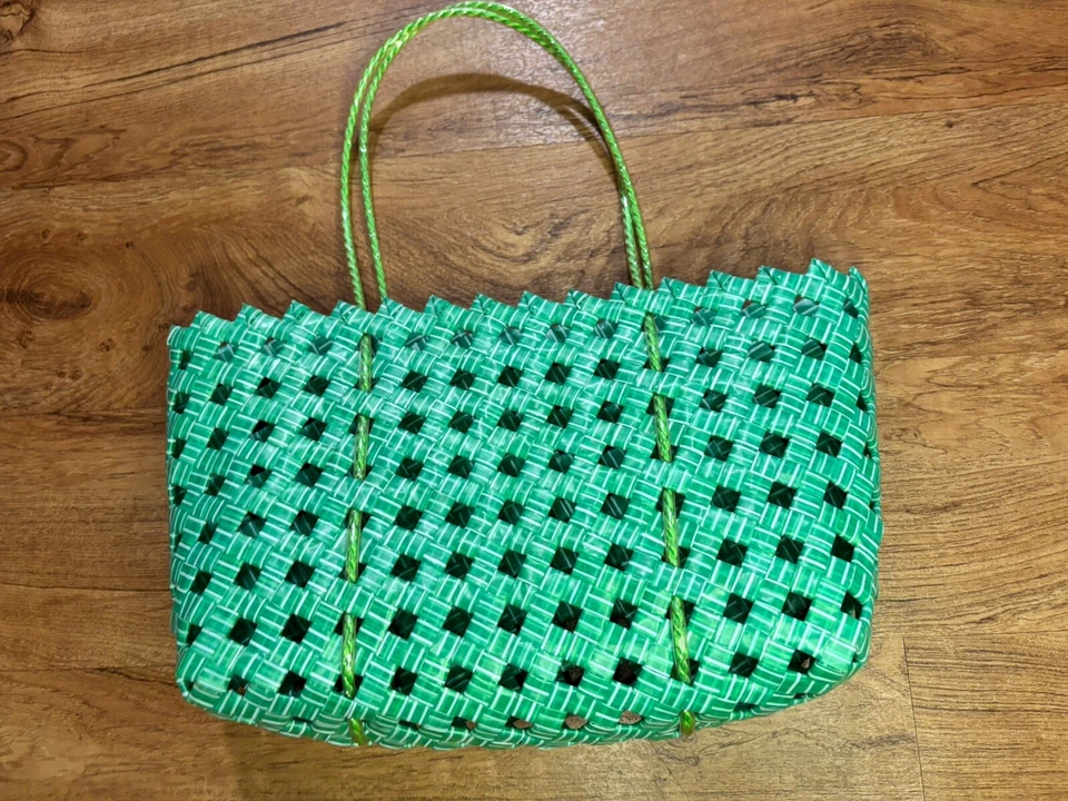 Bolso de mano tejido hecho a mano para mujer Foto 2 de 4