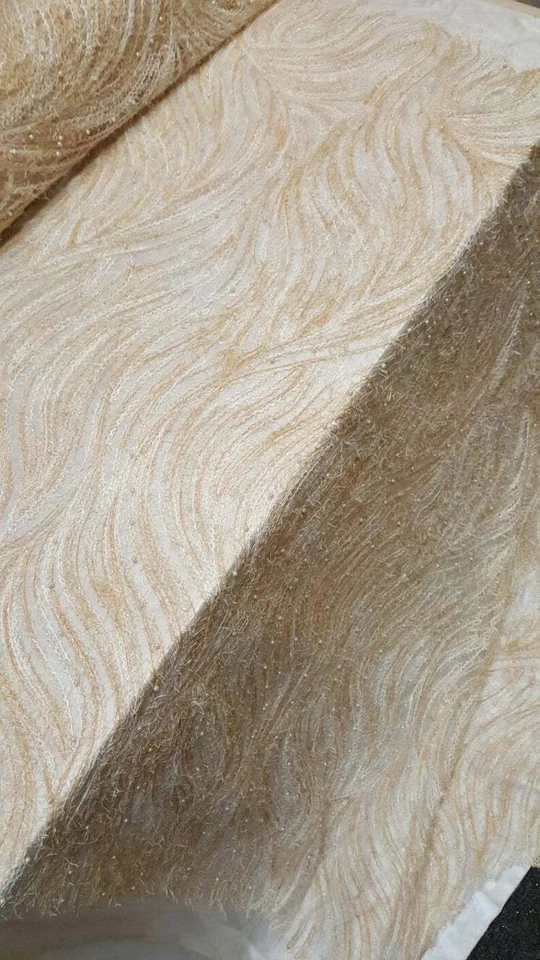 Dorado y Marfil Pestañas Encaje Perlas en Malla Tela Baile de graduación Vendido por Yarda Vestido Foto 4 de 4