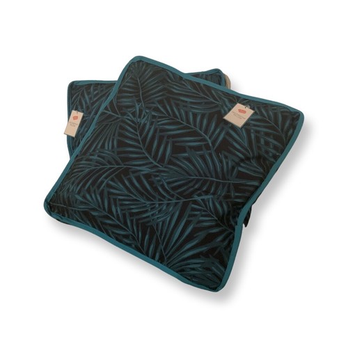 NWT Set of Indoor/Outdoor Decorative Pillows.