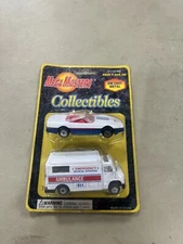 Chevrolet Corvette & American Ambulance Maisto Mega Masters Series1 1:64 C19