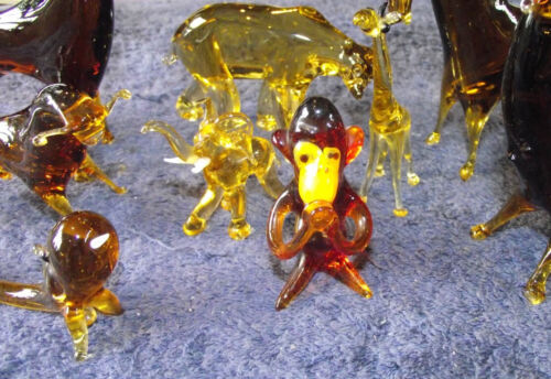 A Menagerie of Small Stylised Glass Animals - Picture 4 of 4