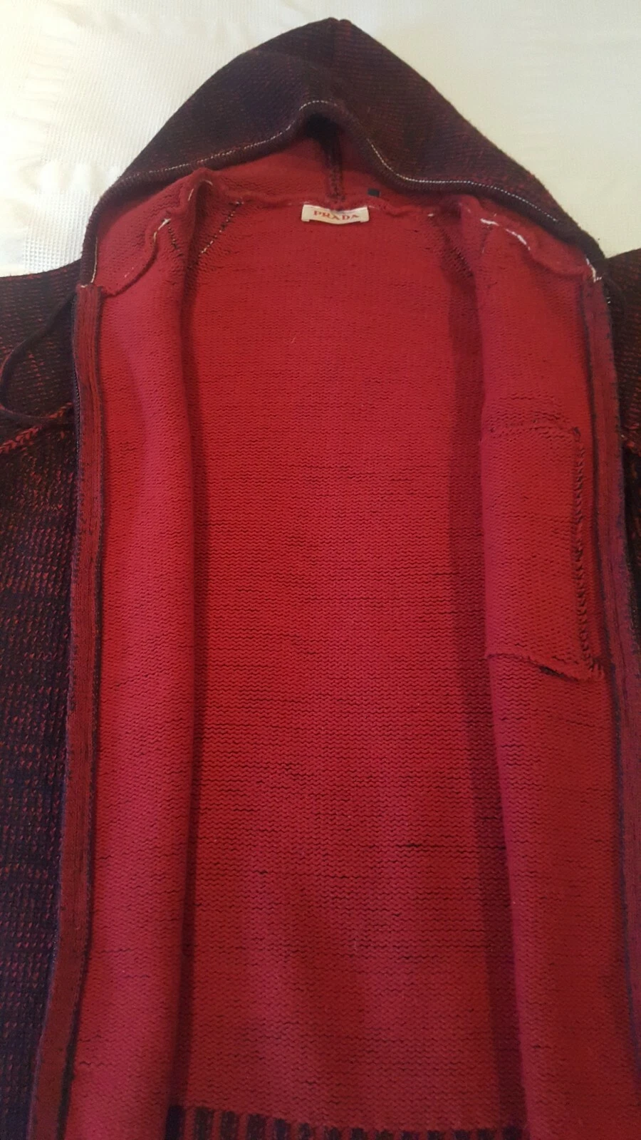 Cardigan Prada in maglia di lana cotone con cappuccio. Indossato solo una volta
