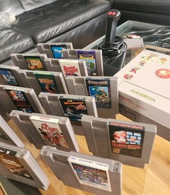 Original Nintendo  1985 NES - 001  (2) Zapper guns (2) gaming joystick (s). 