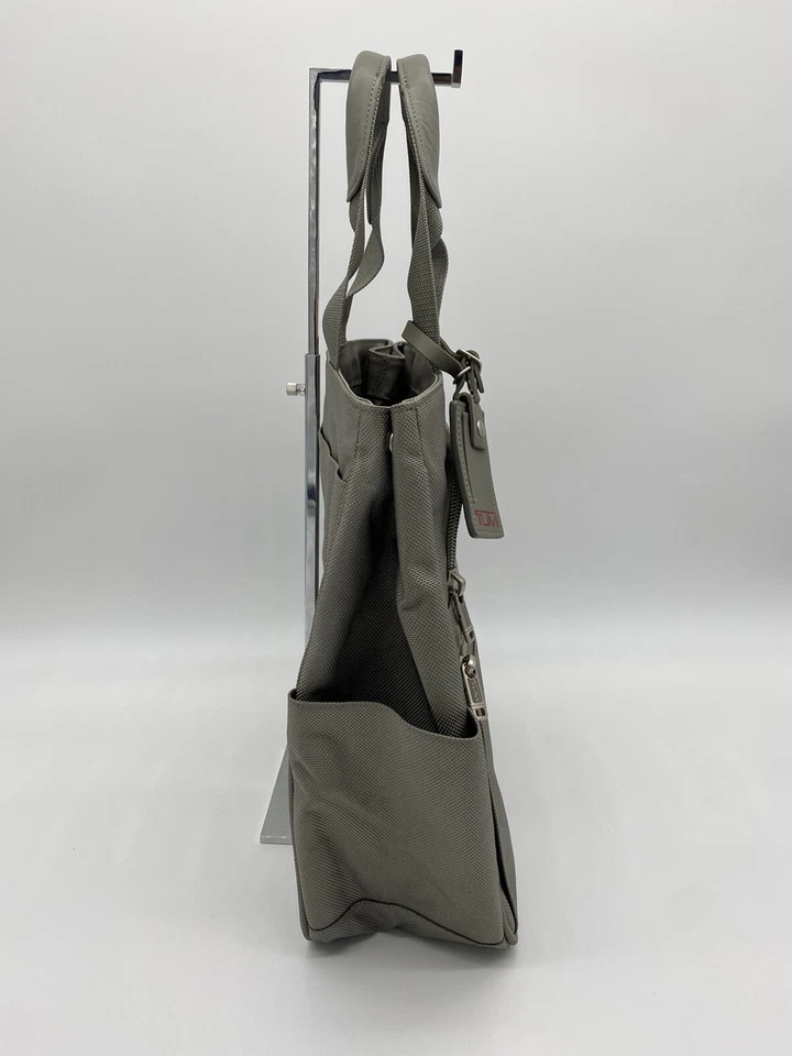 RARO Bolso de Mano Tumi Plateado/Gris Mediano Estilo #2618554 14.5”x13.5”x6” Foto 3 de 4