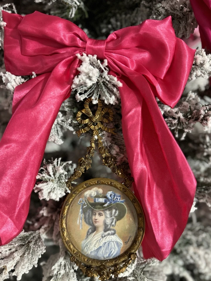 Retrato en miniatura firmado del siglo XIX en marco de arco de bronce dorado Foto 3 de 3