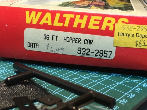 Walthers HO 36' Two Bay Hopper unliveried - Picture 6 of 6