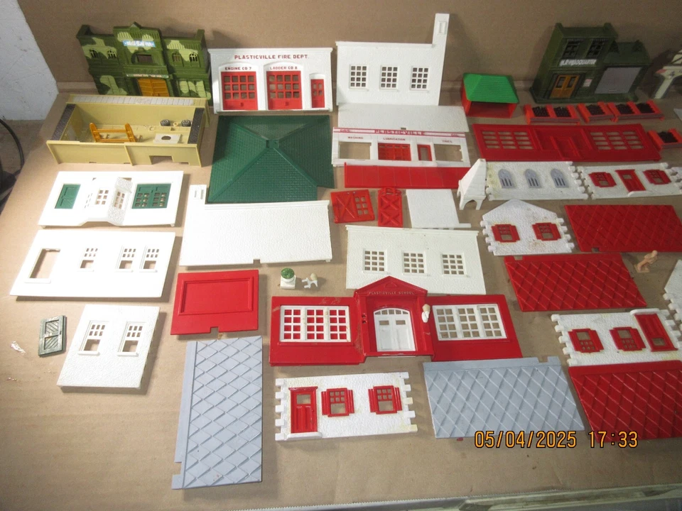 Vintage Plasticville Vermelho Branco Posto de Gasolina Corpo de Bombeiros Lote de construção de igreja escolar - Imagem 2 de 4