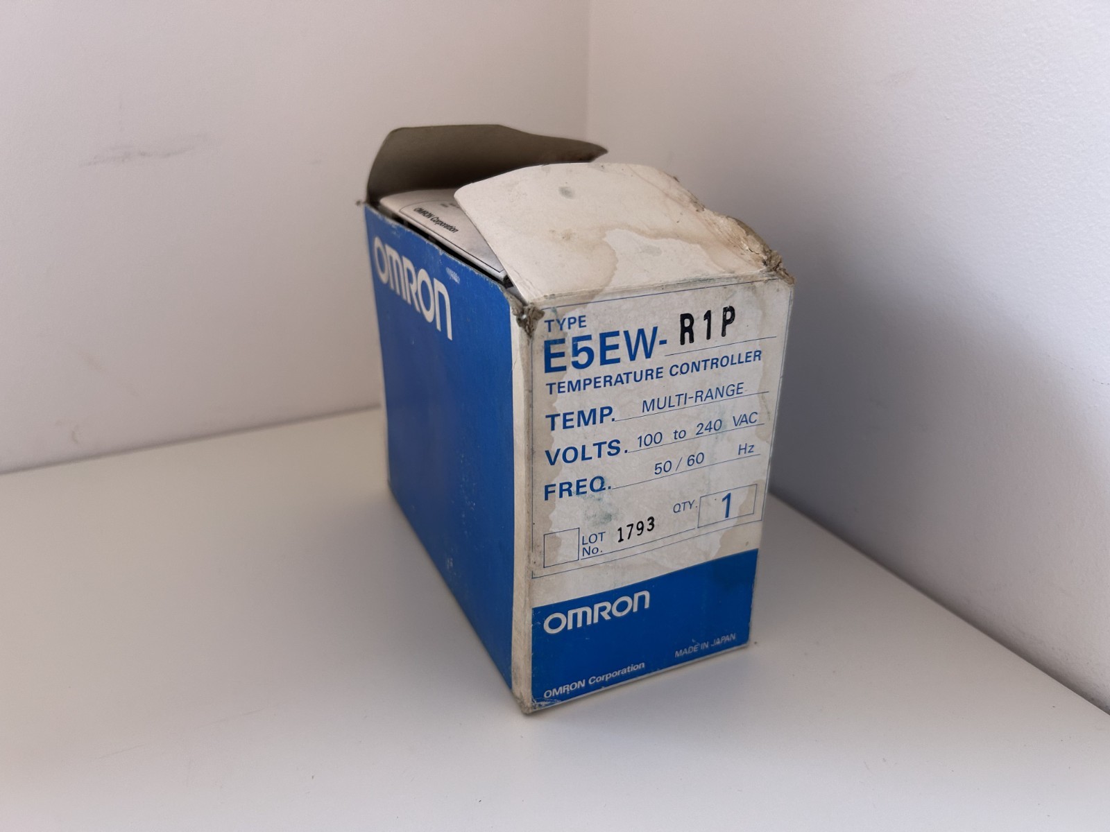 Omron Temperature Controller E5EW-R1P Made in Japan New Old Stock in damaged box