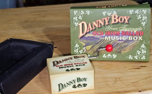Danny Boy Kurbelgriff Spieluhr spielt die alte irische Ballade "Danny Boy"