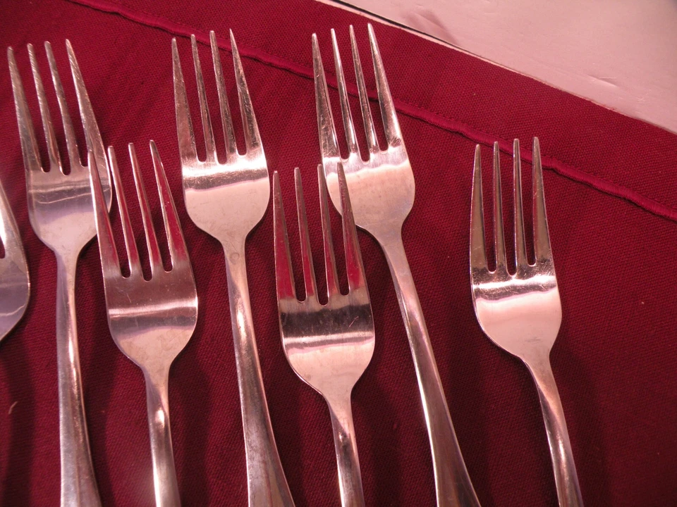 "Juego de 10 tenedores de ensalada de acero inoxidable Farberware Bayport 6 3/8""" Foto 3 de 4