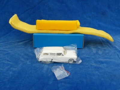 Zaugg-Model Empire 1:43 - 51 Chevy Station Wagon N°13.A - Ambulance Américaine Multicolore En Résine Et Métal