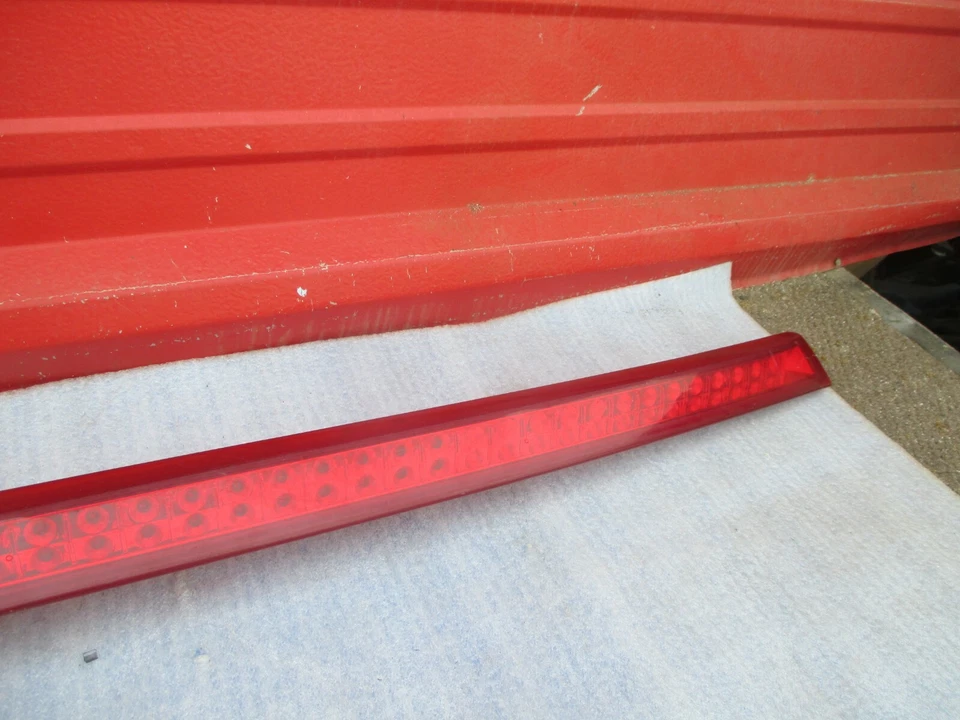 Cadillac Escalade 2007-2014 lámpara de montaje alto tercera luz de freno trasera OEM 25779085 Foto 2 de 4