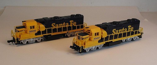 Life Like Spur N 1/160 2 x Diesellok GP38 Santa Fe 1 x motorisiert USA #1592 | Zustand: Gebraucht