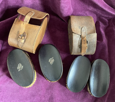 Zwei Sets Vintage Offiziersbürsten aus Ebenholz in Lederetuis