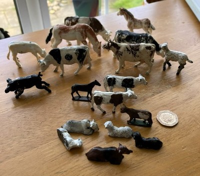 zwei Gruppen Bauernhoftiere aus Metall und Kunststoff eine Miniatur eine 54mm Größe