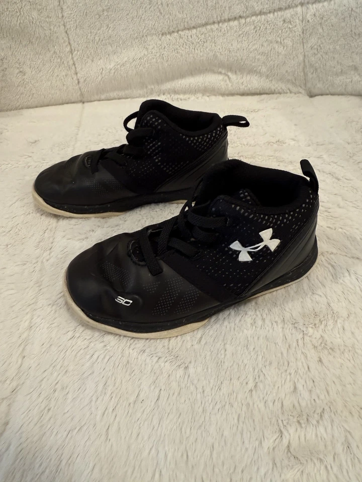 Zapatilla deportiva Under Armour para niños pequeños talla 9K Steph Curry 2 blanco y negro.  Foto 3 de 4