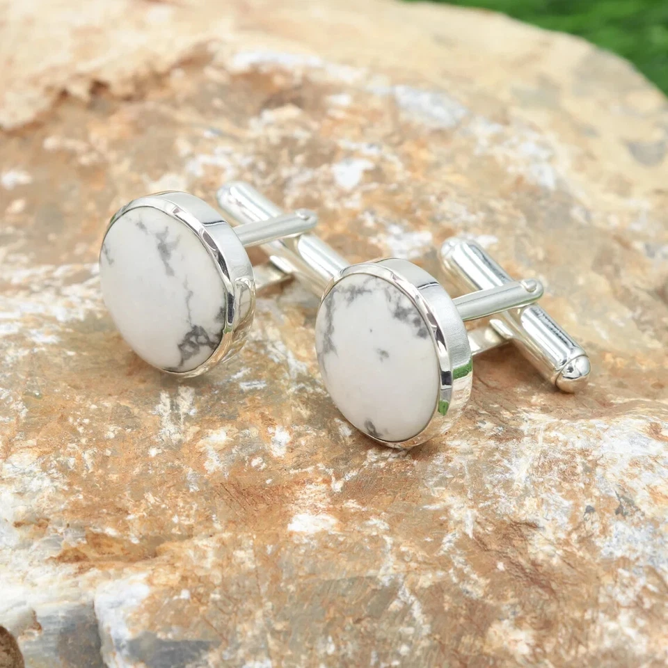 Gemelos con tachuelas de esmoquin de piedra Howlita de plata de ley 925 Foto 4 de 4
