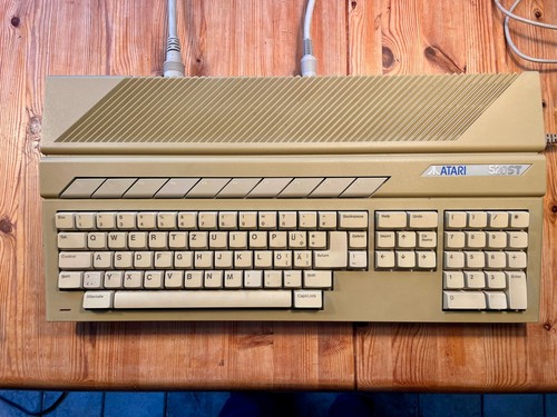 Atari 520 ST mit 1MB RAM, Monitor, Netzteile, Maus, Kabel