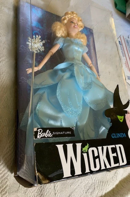 Muñeca Glinda Barbie Broadway Wicked Blue Dress 2018 en caja original dañada difícil de encontrar Foto 3 de 4