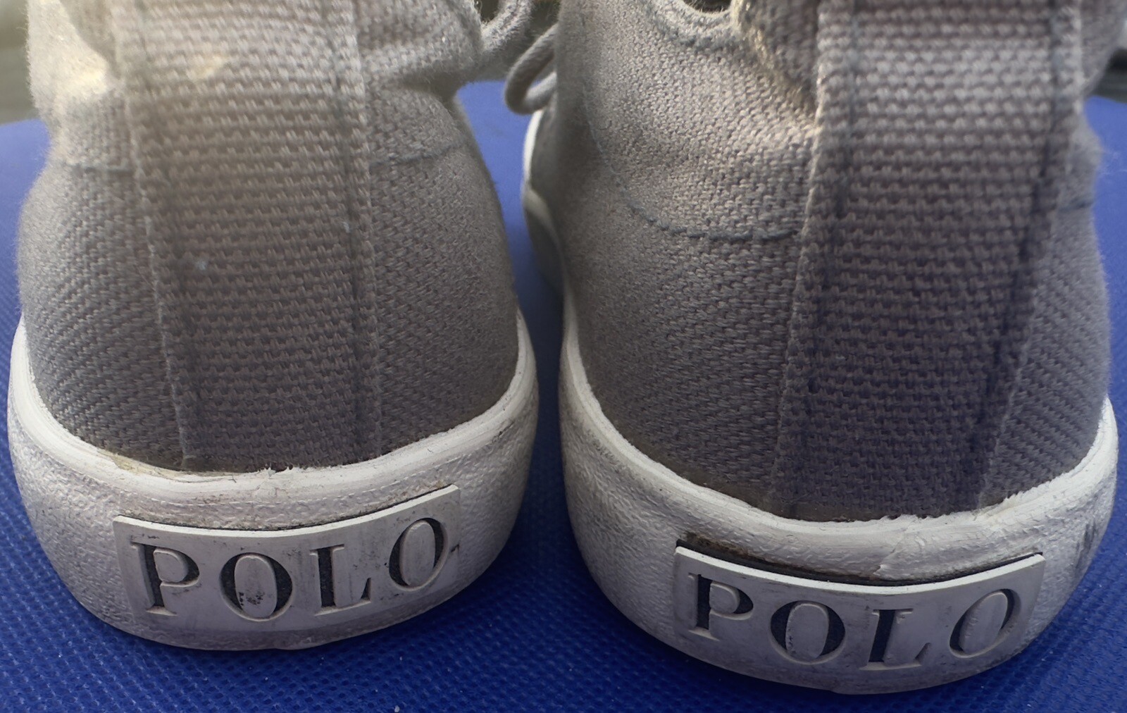 Polo da usare Ralph Lauren scarpe grigie e bianche ragazzi taglia 8 polo blu pony