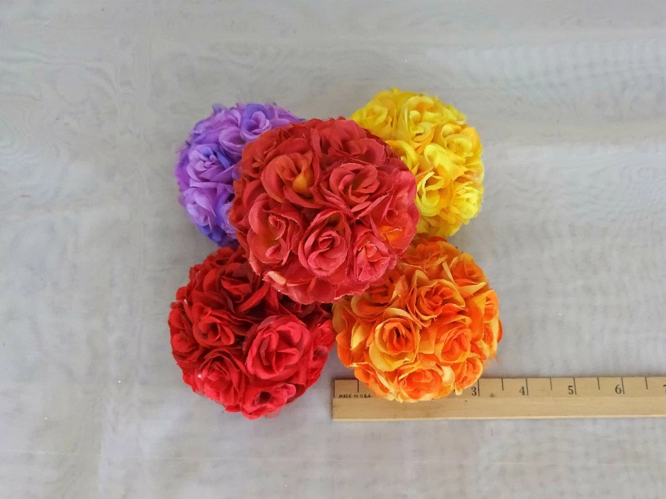 Lote de 5 mini bolas beijando rosas abertas 3"D multicoloridas, prato incluído - Imagem 3 de 3