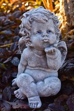 Steinfigur Engel Kuss Pustend massiver Steinguss wetterfest frostfest NEU Amor