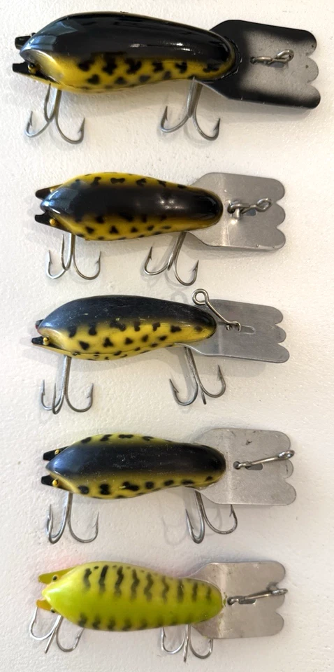 Lot of 24 - Vintage Fred Arbogast Mud Bug - All 4 Sizes - Great colors! - Image 3 of 4