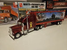 1/32 Scale Diecast Freightliner XL With Dry Van Trailer, NewRay