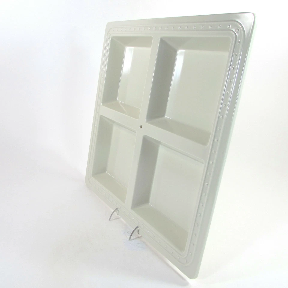 Plato de servidor dividido seccional cuadrado Nora Fleming MELAMINA - PUNTO PERLA 13,5" Foto 3 de 4