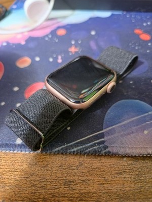 Apple Watch Series 5 40mm - Aluminum Gold Fabric Band - MWV72LL/A