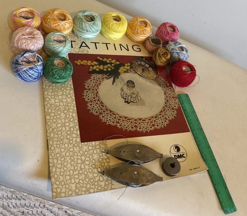 LOT - TATTING SHUTTLES, COATS & CLARK  THREAD -12, BOOKLET DMC FRANCE 1974