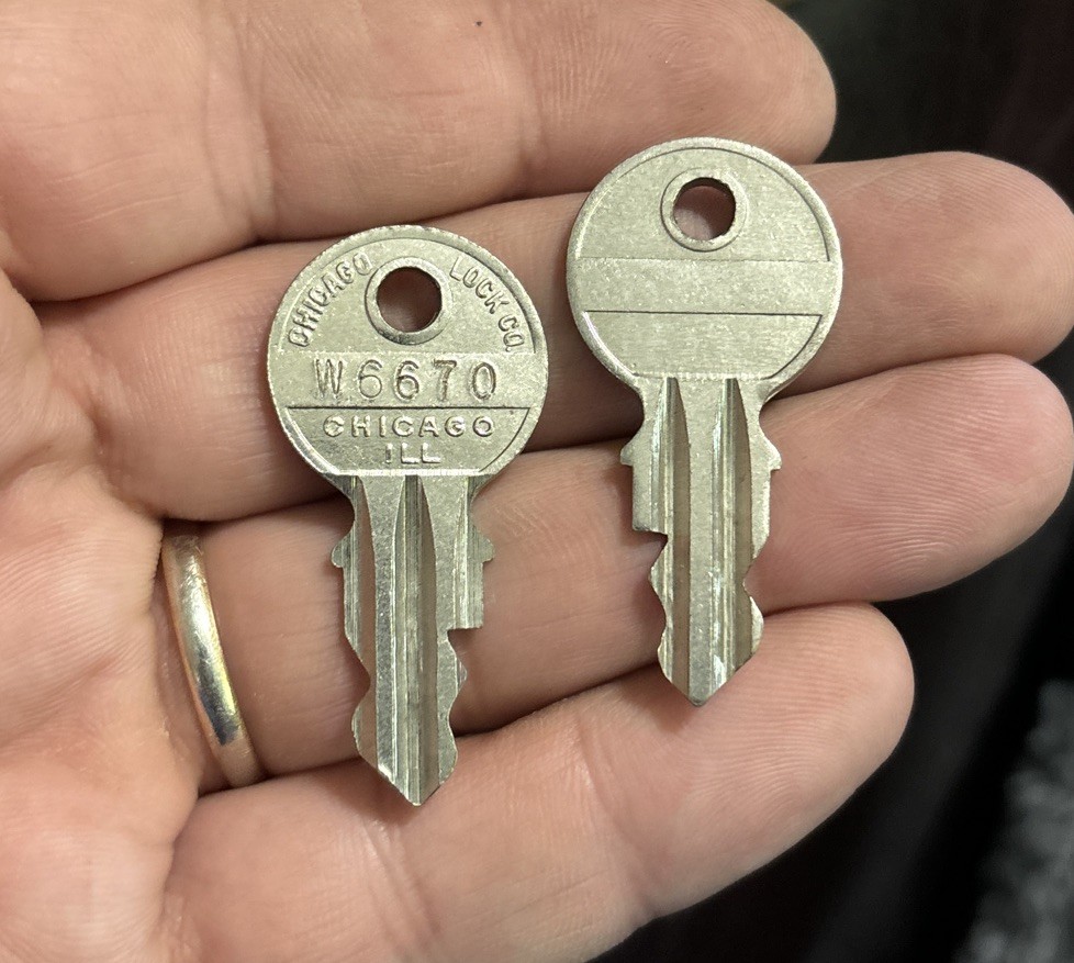 Vintage Seeburg Chicago Jukebox Key W 6670 | eBay