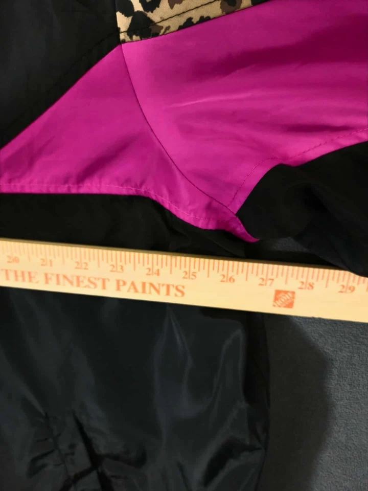 Chaqueta cortavientos deportiva New Look 3X negra rosa estampado de leopardo retro #3 Foto 3 de 4