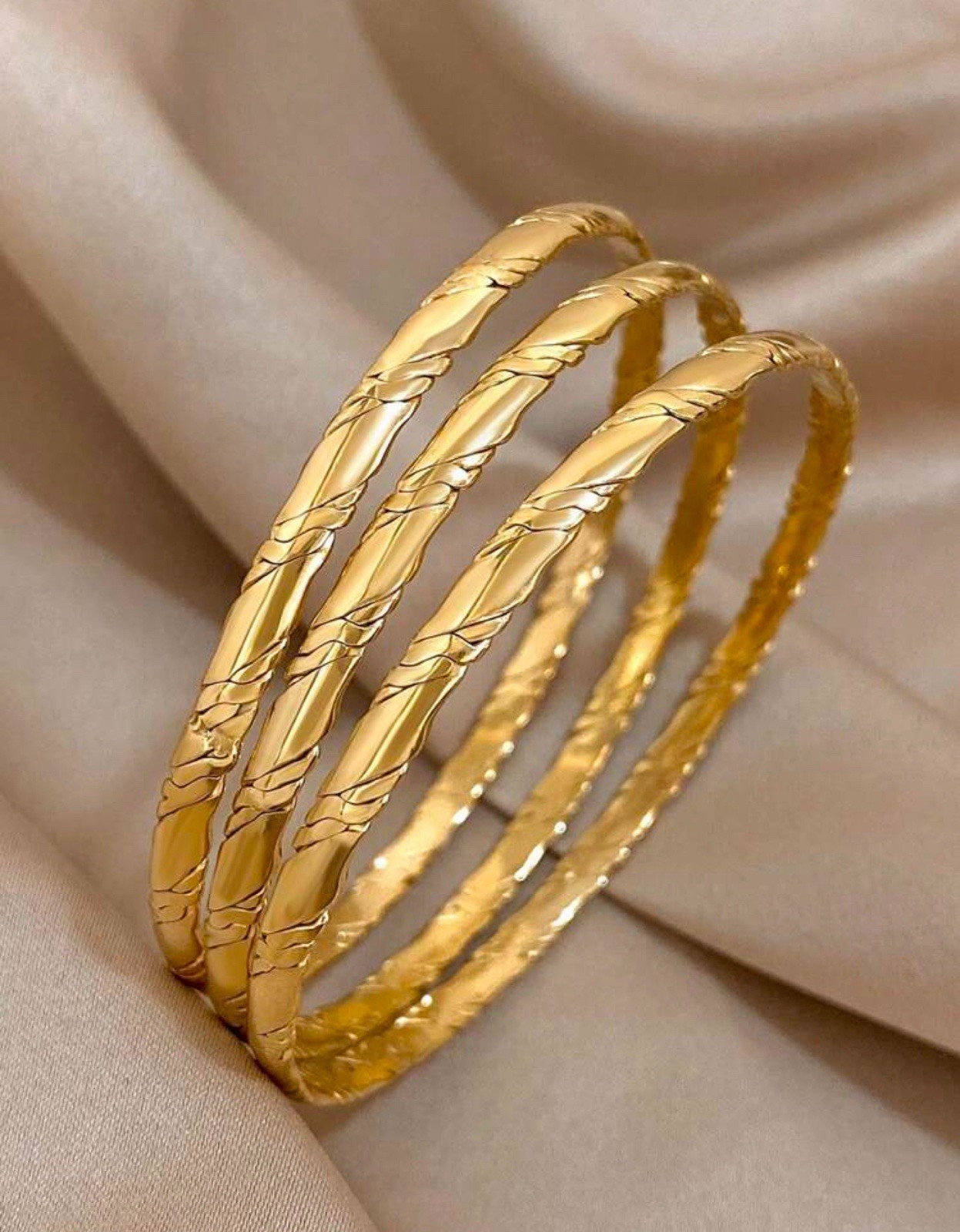 Bracelets en acier inoxydable doré à texture ciselée or jaune