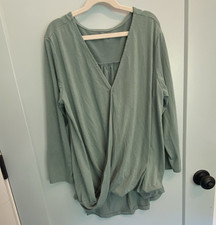 Women s Blouse Size M Green Solid V-Neck Pullover Long Sleeve Polyester Spandex
